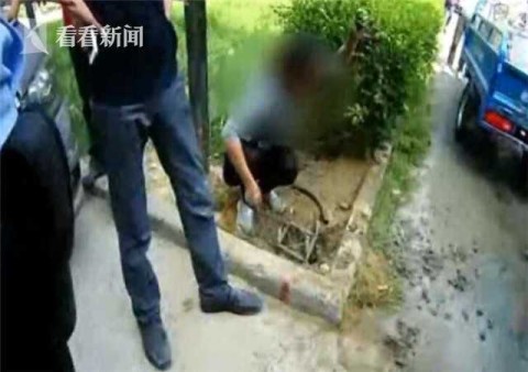 暴力阻撓治安監(jiān)控安裝 中年女子對民警又打又咬